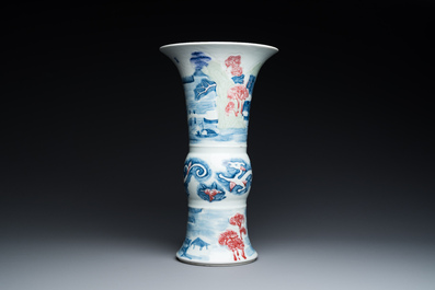 Vase de forme 'yenyen' en porcelaine de Chine en bleu, blanc, c&eacute;ladon et rouge de cuivre, marque de Kangxi, Qing