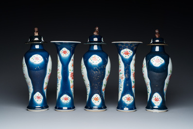 Een Chinees famille rose kaststel van vijf vazen met floraal decor op blauwe fondkleur, Qianlong