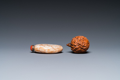 15 Chinese hardstone, glass and walnut snuff bottles, 19/20th C.