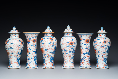 Een Chinees Imari-stijl kaststel van zes vazen met floraal decor, Kangxi