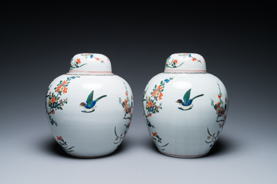 Een Chinees famille rose 'Fort Folly' bord en een paar Samson dekselpotten in famille verte-stijl, Qianlong en 19e eeuw