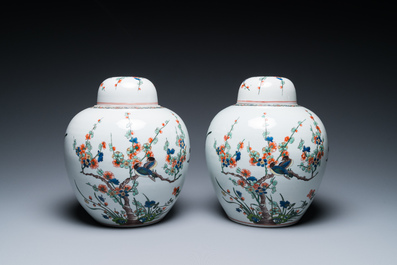 Een Chinees famille rose 'Fort Folly' bord en een paar Samson dekselpotten in famille verte-stijl, Qianlong en 19e eeuw