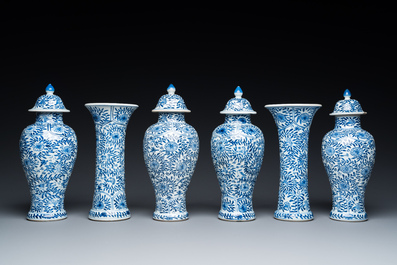 Een Chinees blauw-wit kaststel van zes vazen met floraal decor, Kangxi