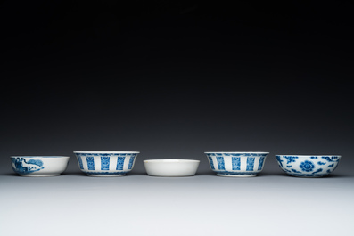 Vijf Chinese blauw-witte kommen, 19/20e eeuw