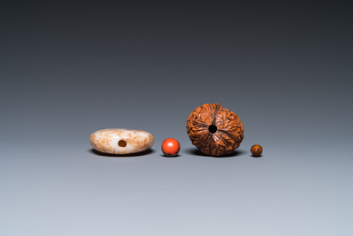 15 Chinese hardstone, glass and walnut snuff bottles, 19/20th C.
