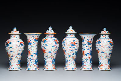 Een Chinees Imari-stijl kaststel van zes vazen met floraal decor, Kangxi