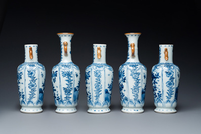 Een Chinees blauw-wit kaststel van vijf vazen met floraal decor, Kangxi