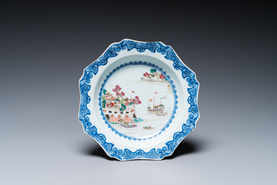 Een Chinees famille rose 'Fort Folly' bord en een paar Samson dekselpotten in famille verte-stijl, Qianlong en 19e eeuw