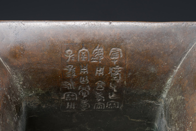 Een Chinese archa&iuml;stische deels vergulde bronzen 'fangzun' vaas met inscriptie, 19e eeuw