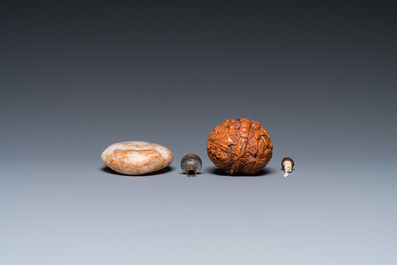 15 Chinese hardstone, glass and walnut snuff bottles, 19/20th C.