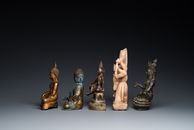 Vijf Aziatische sculpturen in albast, brons en koper, 19/20e eeuw