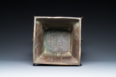 Een Chinese archa&iuml;stische deels vergulde bronzen 'fangzun' vaas met inscriptie, 19e eeuw