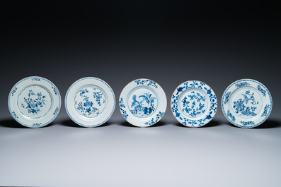 23 Chinese blue, white and Imari-style plates, Kangxi/Qianlong