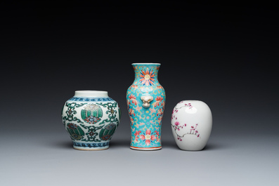Drie kleine Chinese doucai en famille rose vazen, 19/20e eeuw