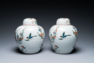Een Chinees famille rose 'Fort Folly' bord en een paar Samson dekselpotten in famille verte-stijl, Qianlong en 19e eeuw