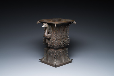 Een Chinese archa&iuml;stische deels vergulde bronzen 'fangzun' vaas met inscriptie, 19e eeuw