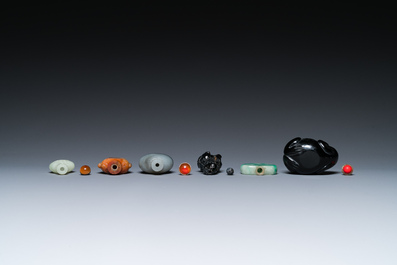 15 Chinese hardstone, glass and walnut snuff bottles, 19/20th C.