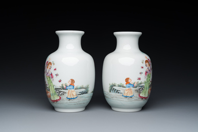 Een paar Chinese famille rose vazen, Qianlong merk, 20e eeuw