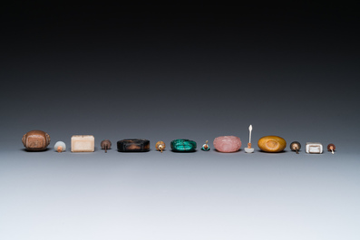 15 Chinese hardstone, glass and walnut snuff bottles, 19/20th C.