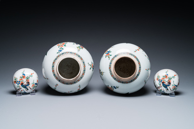 Een Chinees famille rose 'Fort Folly' bord en een paar Samson dekselpotten in famille verte-stijl, Qianlong en 19e eeuw