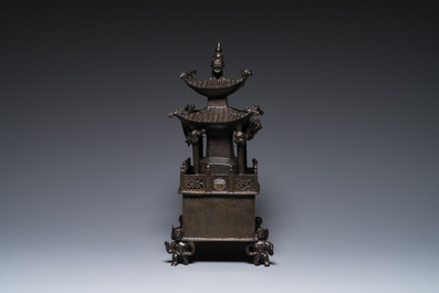 Een Chinese vierkante bronzen 'pagode' wierookbrander met inscripties, 17/18e eeuw