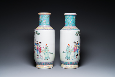 Een paar Chinese famille rose rouleau vazen, Qianlong merk, Republiek