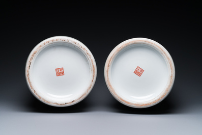 Een paar Chinese famille rose rouleau vazen, Qianlong merk, Republiek