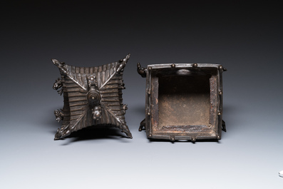 Een Chinese vierkante bronzen 'pagode' wierookbrander met inscripties, 17/18e eeuw