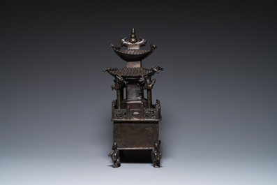 Een Chinese vierkante bronzen 'pagode' wierookbrander met inscripties, 17/18e eeuw