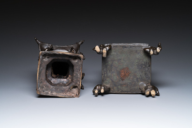 Een Chinese vierkante bronzen 'pagode' wierookbrander met inscripties, 17/18e eeuw
