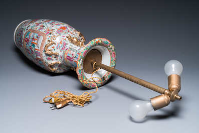 Een Chinese Canton famille rose vaas als lamp gemonteerd, 19e eeuw
