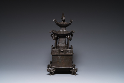 Een Chinese vierkante bronzen 'pagode' wierookbrander met inscripties, 17/18e eeuw