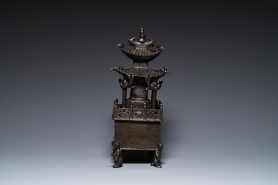 Een Chinese vierkante bronzen 'pagode' wierookbrander met inscripties, 17/18e eeuw