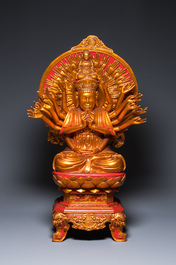 Een grote Vietnamese vergulde en gelakte houten figuur van Avalokitesvara met 18 armen, 19/20e eeuw