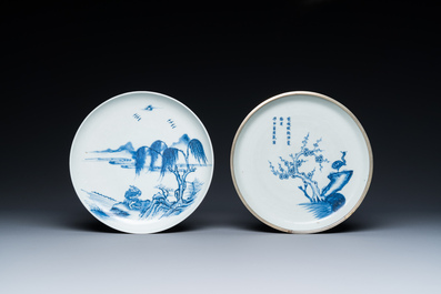 Twee Chinese blauw-witte 'Bleu de Hue' borden voor de Vietnamese markt, Ngoan Ngoc merk en zegelmerk, 19e eeuw