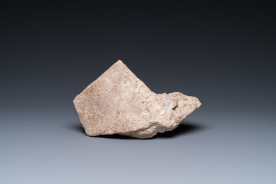 Ant&eacute;fixe en forme de t&ecirc;te de femme en terre cuite &agrave; engobe blanc, Gr&egrave;ce, 5/4&egrave;me av. J.-C.