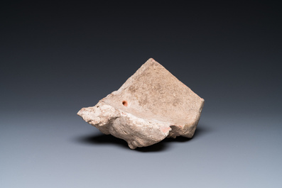 Ant&eacute;fixe en forme de t&ecirc;te de femme en terre cuite &agrave; engobe blanc, Gr&egrave;ce, 5/4&egrave;me av. J.-C.