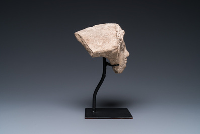Ant&eacute;fixe en forme de t&ecirc;te de femme en terre cuite &agrave; engobe blanc, Gr&egrave;ce, 5/4&egrave;me av. J.-C.