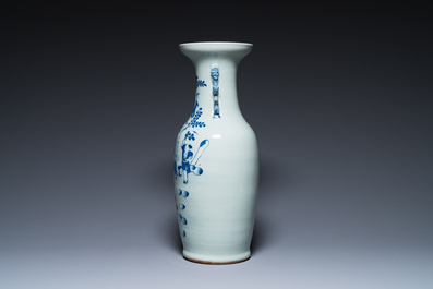 Een Chinese blauw-witte celadon vaas, een paar Nanking vazen en een famille verte vissenkom, 19e eeuw