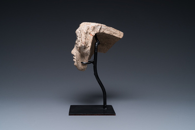 Ant&eacute;fixe en forme de t&ecirc;te de femme en terre cuite &agrave; engobe blanc, Gr&egrave;ce, 5/4&egrave;me av. J.-C.