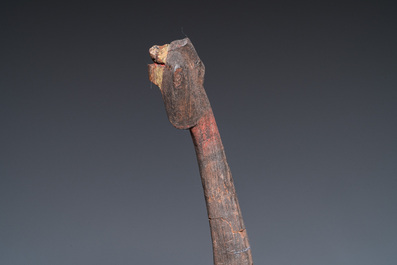 Een Chinese houten sculptuur met een kraanvogel op een tijger, Periode der Strijdende Staten
