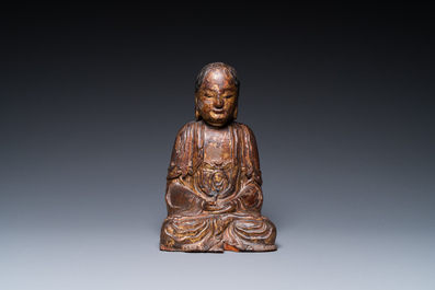 Un Arhat en bois dor&eacute; et laqu&eacute;, Chine, Ming