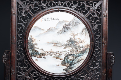 A Chinese wooden table screen with a qianjiang cai plaque, signed Wang Yeting 汪野亭, dated 1924
