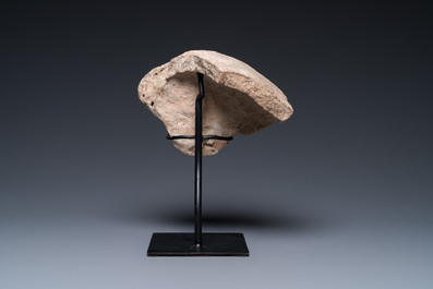 Ant&eacute;fixe en forme de t&ecirc;te de femme en terre cuite &agrave; engobe blanc, Gr&egrave;ce, 5/4&egrave;me av. J.-C.