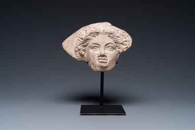 Ant&eacute;fixe en forme de t&ecirc;te de femme en terre cuite &agrave; engobe blanc, Gr&egrave;ce, 5/4&egrave;me av. J.-C.