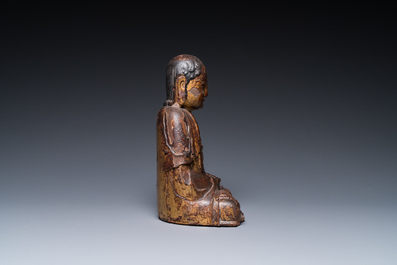 Un Arhat en bois dor&eacute; et laqu&eacute;, Chine, Ming