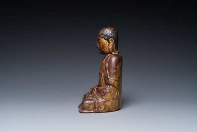 Un Arhat en bois dor&eacute; et laqu&eacute;, Chine, Ming