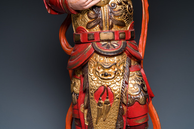 Een grote Vietnamese vergulde en gelakte houten figuur van een hemelse koning, 19/20e eeuw