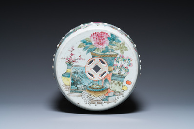 A Chinese qianjiang cai garden seat with antiquities in the style of Xu Pinheng 許品衡, 19th C.