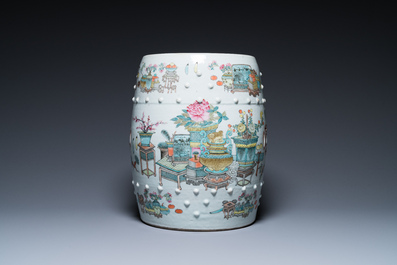 A Chinese qianjiang cai garden seat with antiquities in the style of Xu Pinheng 許品衡, 19th C.
